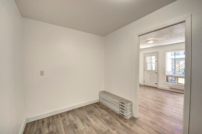 Building Photo - 5651 Boul Henri-Bourassa E