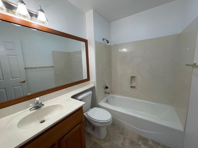 Building Photo - 4940 Summit Cir