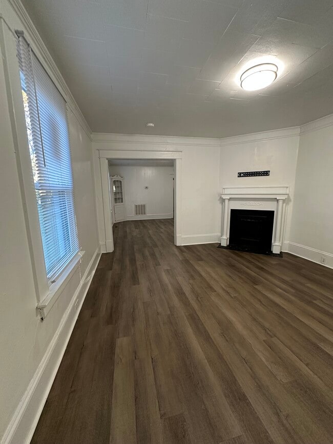 Building Photo - 617 Pender St