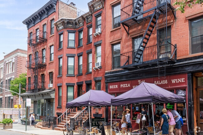 Tutt Cafe is a popular Mediterranean restaurant in Brooklyn Heights.