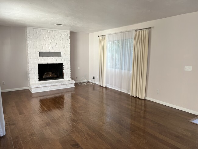 Family room - 6140 Tony Ave