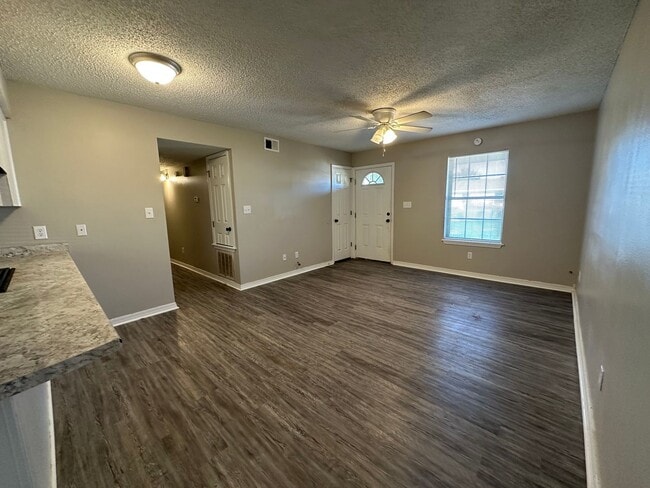 Building Photo - Welcome to this charming 3-bedroom, 1.5-ba...