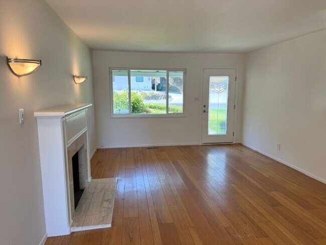 Foto del edificio - Charming single level home in Parkmead neighborhood