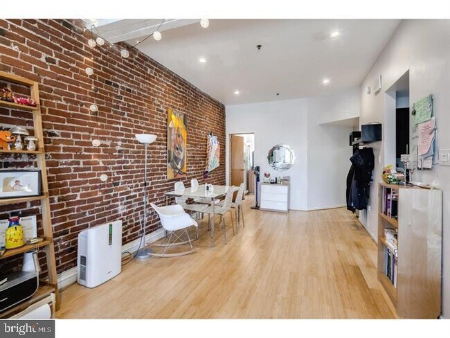 Building Photo - 136 N 2nd St