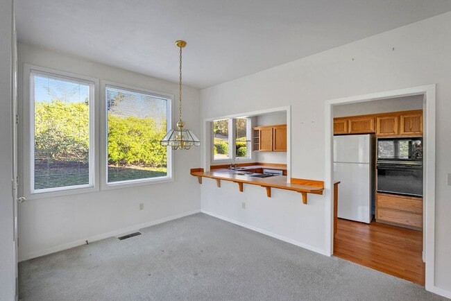 Building Photo - 60 Fairway Ln