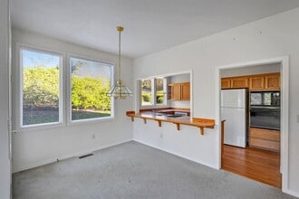 Building Photo - 60 Fairway Ln