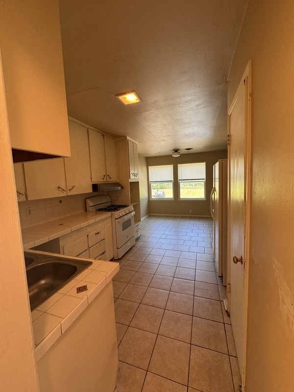 Building Photo - 1520 Roanoke Dr