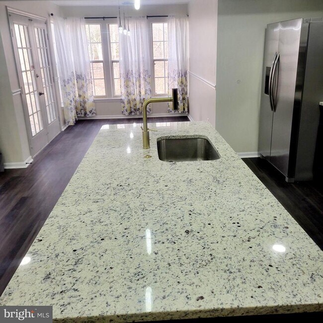 Foto del edificio - 905 Woodbridge Ct