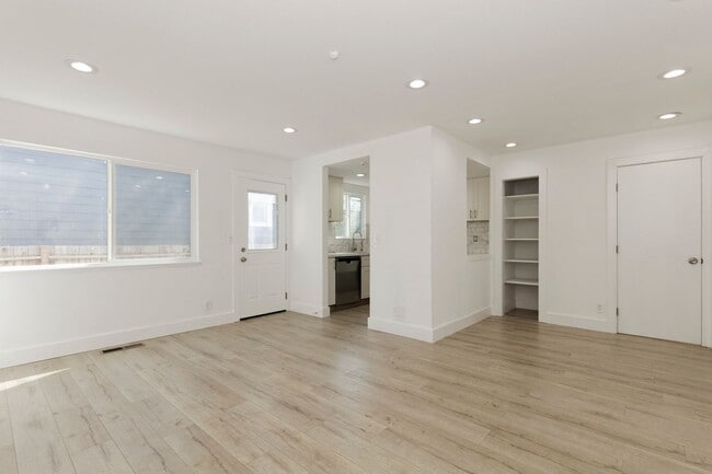 Building Photo - 2 Bedroom Townhome for Rent