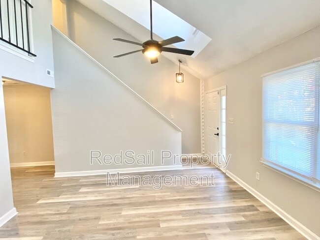Building Photo - 384 Kinsmen Way