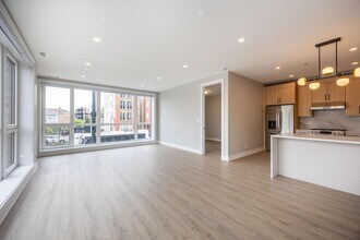 Building Photo - 2354 W Polk St