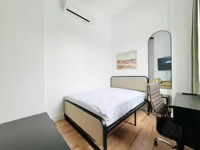 Building Photo - Furnished room/NOT APARTMENT