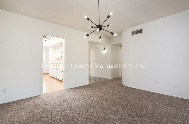 Building Photo - Beautiful Townhouse Overlooking The Golf C...