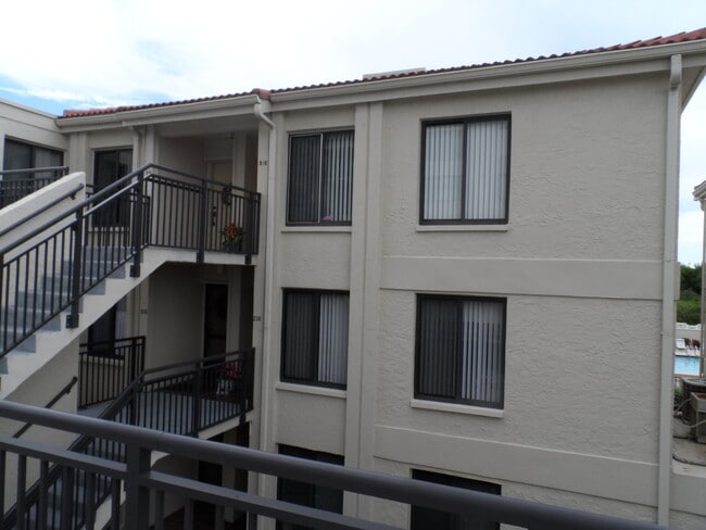 Foto del edificio - Water/Pool Front 2/2 Annual Unfurnished Condo 3rd  Floor Villa Palma Del Mar