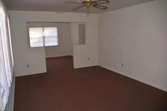 Building Photo - Spacious 3 bed- 2 bath- Located in South H...