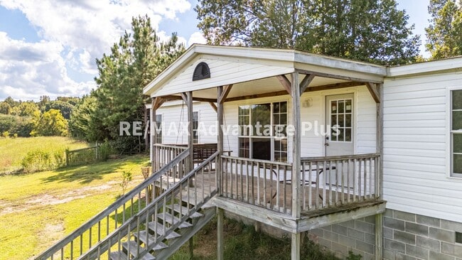 Building Photo - Spacious 4 bedroom home in private setting