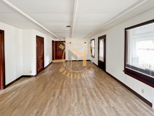 Building Photo - 828 7th St