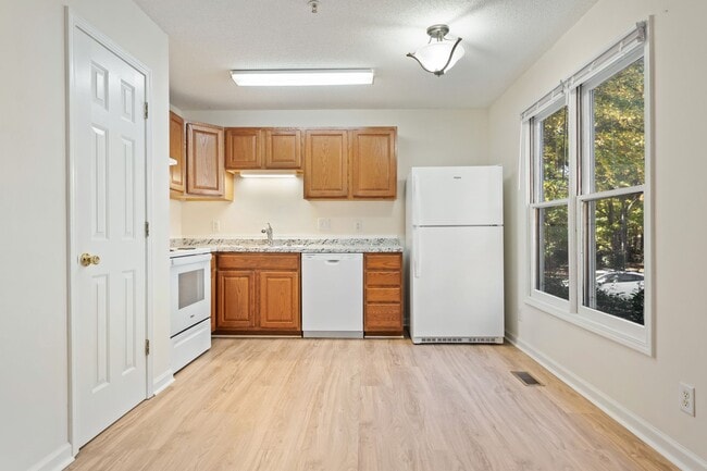 Building Photo - Carrboro 2 Bedroom/1Bathroom Unit! Adorabl...