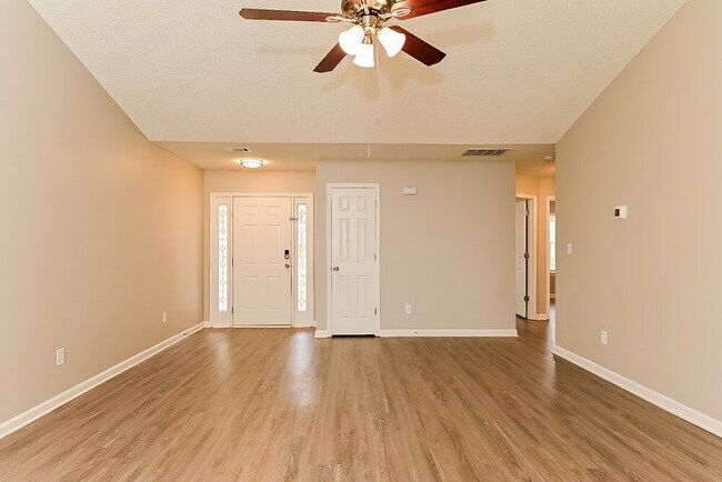 Building Photo - 604 Fieldcrest Dr