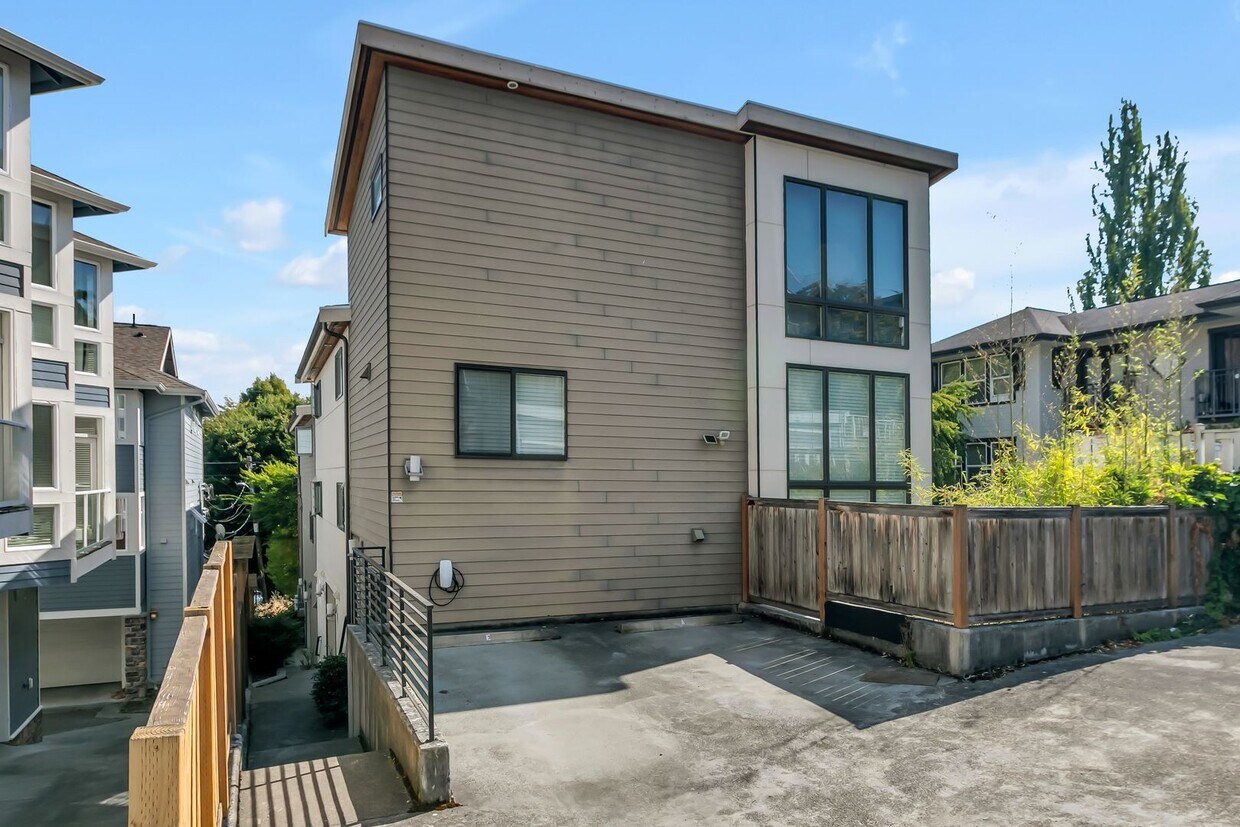 Primary Photo - Modern 3 Bedroom Townhouse with Private Pa...
