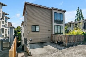 Building Photo - 215 24th Ave E