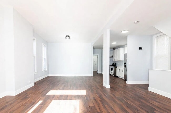 Building Photo - 932 N Richmond St