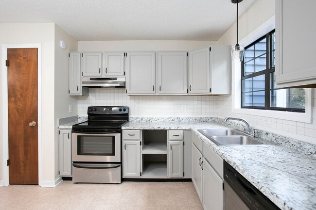 Building Photo - 3 bedroom, 2.5 bath townhome in GREAT Durh...