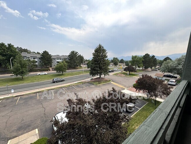 Foto del edificio - 120 W Rockrimmon Blvd