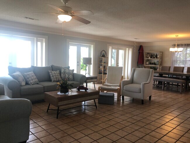 Foto del edificio - 230 Lakeview Cir