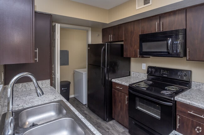 2BR, 1BA - 886SF - Oak Forest