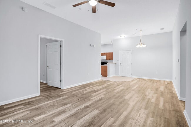 Foto del edificio - 7920 Merrill Rd