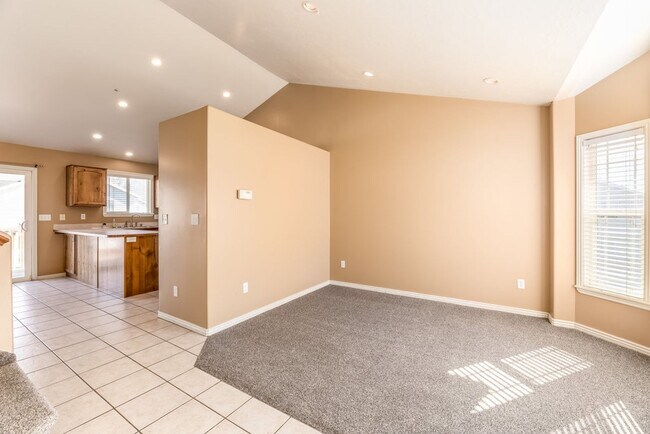 Building Photo - Beautiful Spacious Home in Great Location!