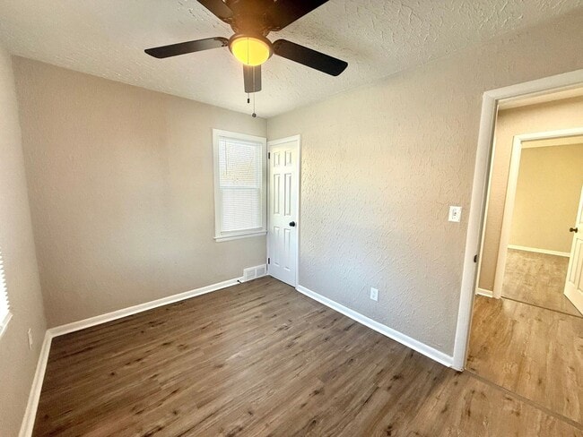 Foto del edificio - This beautifully updated 4-bedroom, 1-bath single-family home is ready for move-in!