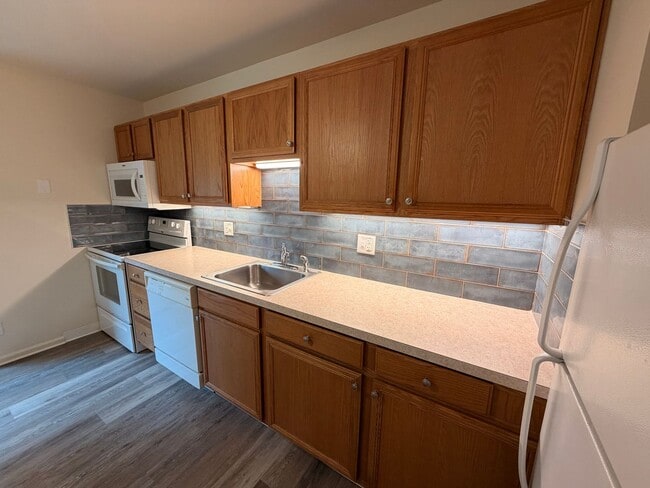 Building Photo - 2 Bedroom, 1 Bath, Spacious Apartment For Rent with Washer and Dryer