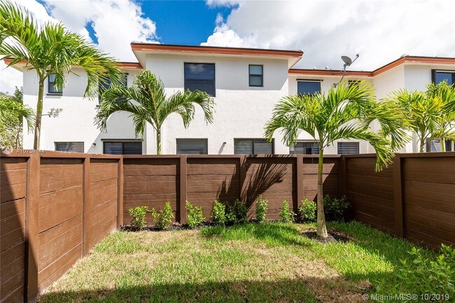 Foto del edificio - 15833 NW 91st CT  15833 Miami Lakes FL 33018