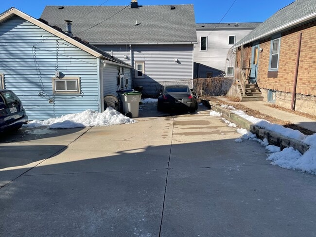 Building Photo - 828 E Pearson St