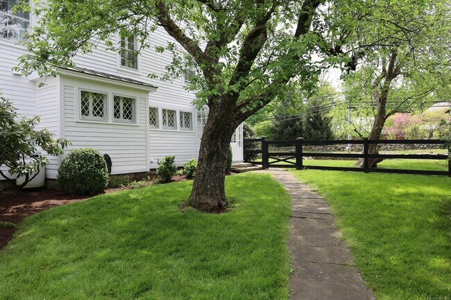 Building Photo - 274 Ridgefield Rd