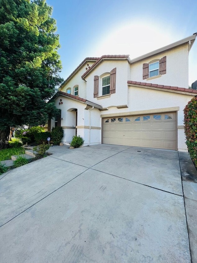 Primary Photo - Spacious 4 bedroom 2.5 Bathroom Gold River...