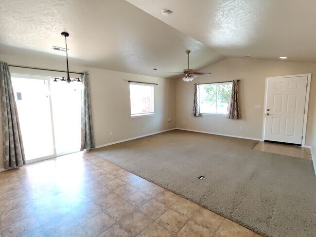 Building Photo - West Kennewick Location Close to Freeway A...