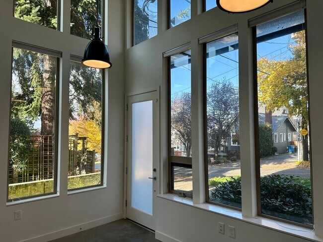 Building Photo - Coveted Queen Anne Hill Location - Live/Wo...
