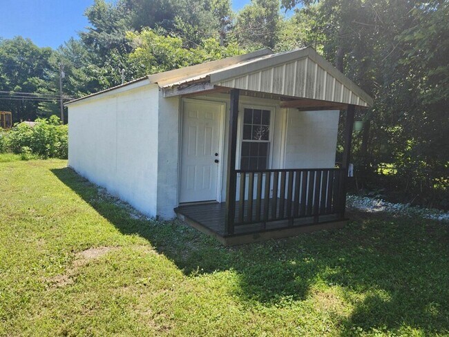 Foto del edificio - Cozy 1-Bedroom Single-Level Home with Yard and Washer/Dryer Included in Doyle, TN