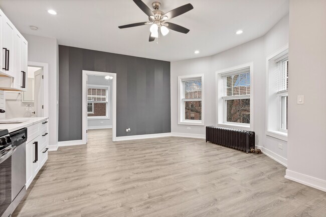 Foto del edificio - 1055 W Glenlake Ave