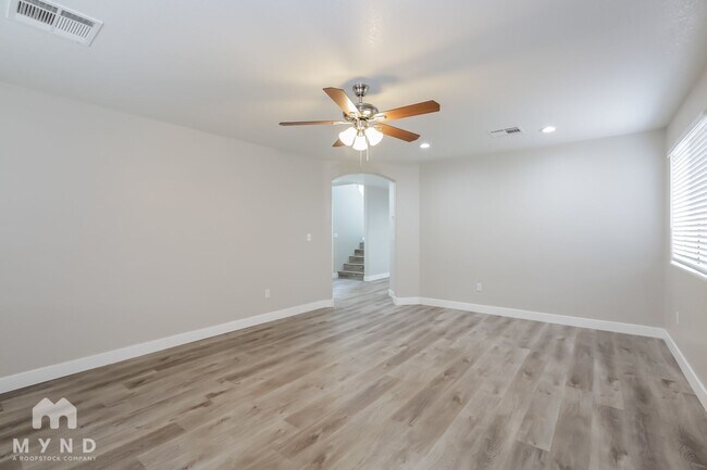 Foto del edificio - 8152 Finch Feather St