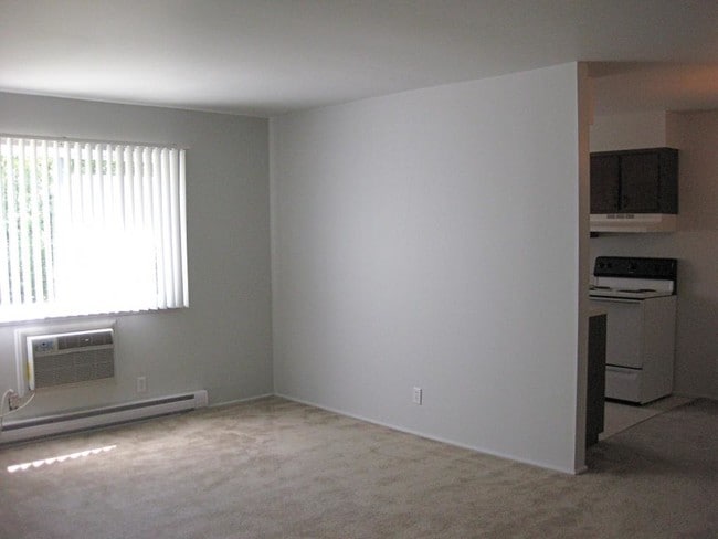Living Area - Huntington Circle Apartments