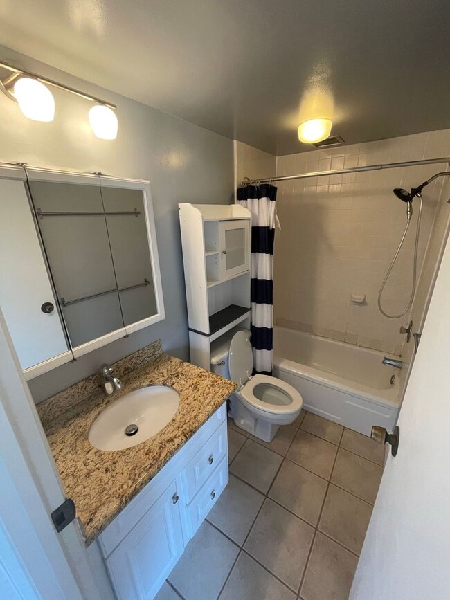 Foto del edificio - Desirable Unit in Pearlridge, Aiea!