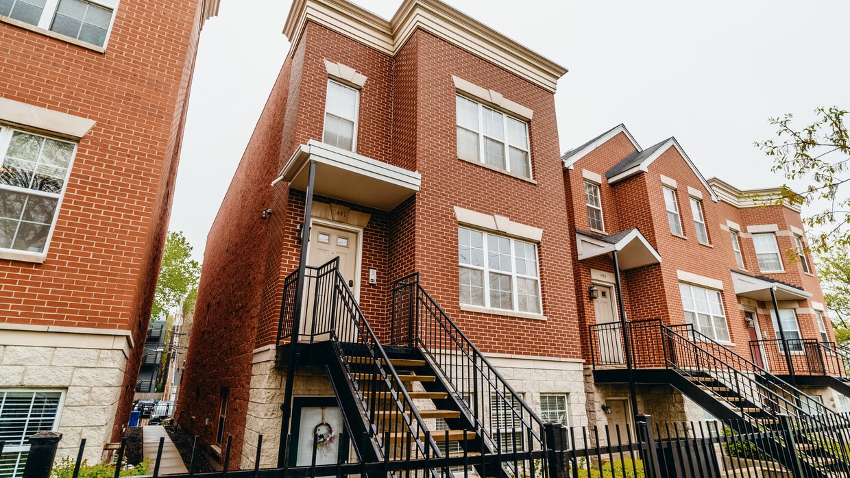 Primary Photo - 1447 N Larrabee St