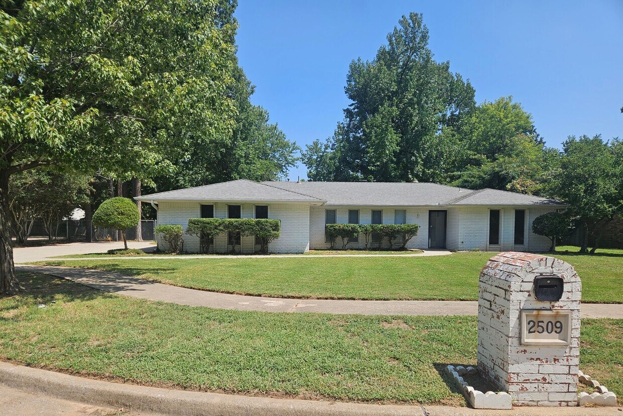 Primary Photo - (3) Bed, (2) Bath with 1900 SQFT Avail NOW!