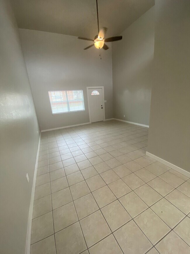 Building Photo - 518 Peterson Dr