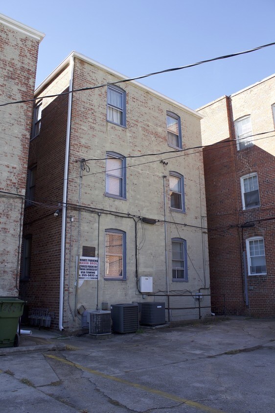 Building Photo - 2824 Monument Ave