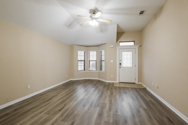 Building Photo - 131 Golfview Ct